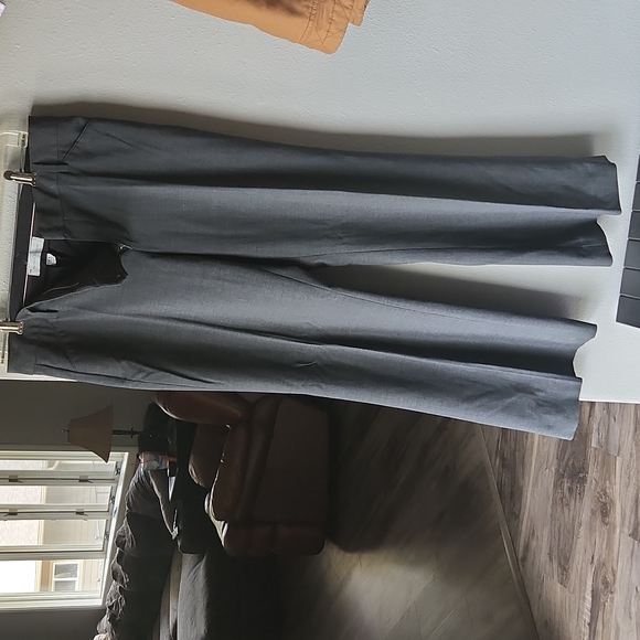 Like new Gap trouser pant.  Smoke free home - Picture 3 of 3